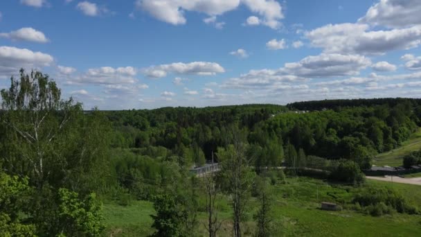 Vista aérea drone de aldeia e florestas no campo região de Moscovo aldeia de Shukolovo — Vídeo de Stock