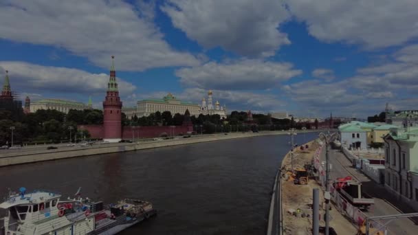 Moskevský Kreml z Velkého Kamenného mostu. Motorové lodě plují po řece Moskvě — Stock video