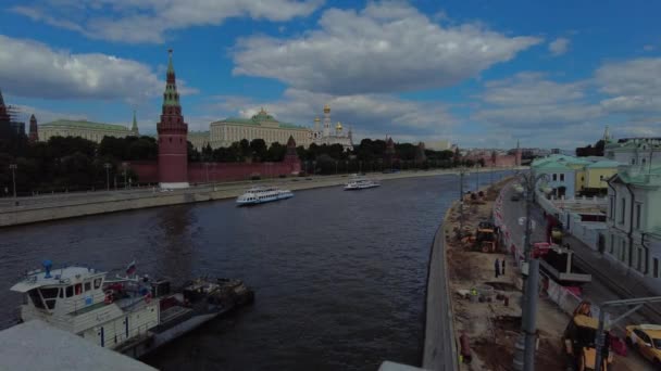 Μόσχα Κρεμλίνο θέα από τη γέφυρα Big Stone. Μηχανοκίνητα πλοία επιπλέουν στον ποταμό της Μόσχας — Αρχείο Βίντεο