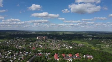 Moskova 'nın Shukolovo bölgesindeki köy, göl ve ormanların insansız hava aracı görüntüsü