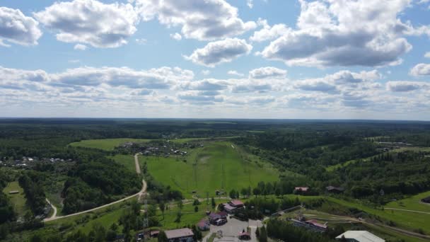 Vista aérea del dron de la aldea y los bosques en el campo Moscú región Shukolovo pueblo — Vídeos de Stock