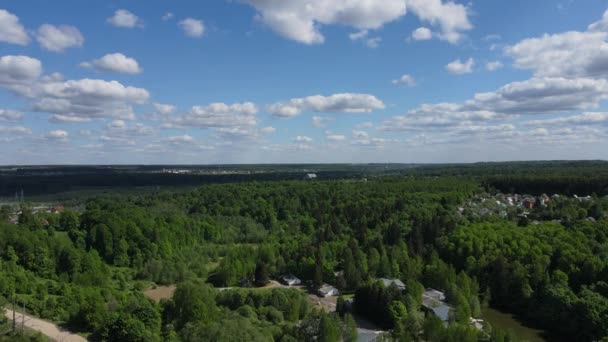 Veduta aerea drone del villaggio e foreste nella campagna Regione di Mosca villaggio di Shukolovo — Video Stock