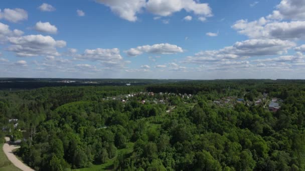 Vista aérea del dron de la aldea y los bosques en el campo Moscú región Shukolovo pueblo — Vídeos de Stock