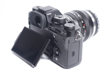 Moskova, Rusya 1 Haziran 2021: Kamera mercekli Fujifilm X-T3 ve Fringer EF-FX Pro II Adaptörü.