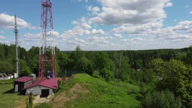 Köy ve ormanların uzaktan kumandalı hava aracı görüntüsü. Telekomünikasyon cep telefonu, radyo vericileri. Moskova kırsalındaki 5g cep telefonu ve akıllı telefonlar.