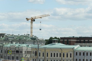 Gökyüzüne karşı inşaat vinci, Moskova şehrinin yenilenmesi.
