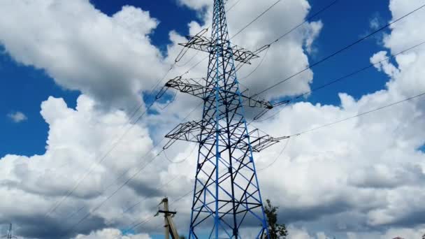 Torre Alto Voltaje Contra Cielo Azul — Vídeos de Stock