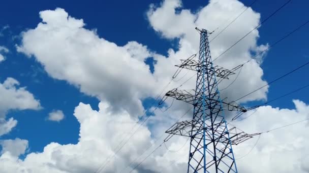 Torre Alto Voltaje Contra Cielo Azul — Vídeos de Stock