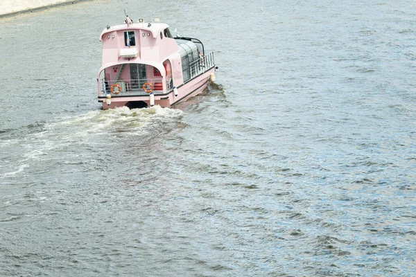モスクワ川の川モーター船 — ストック写真