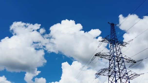 Torre de alto voltaje contra el cielo azul — Vídeos de Stock