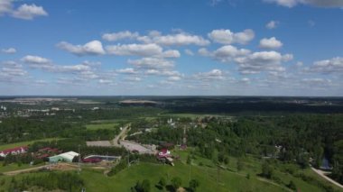 Moskova kırsalındaki köy ve ormanların insansız hava aracı görüntüsü