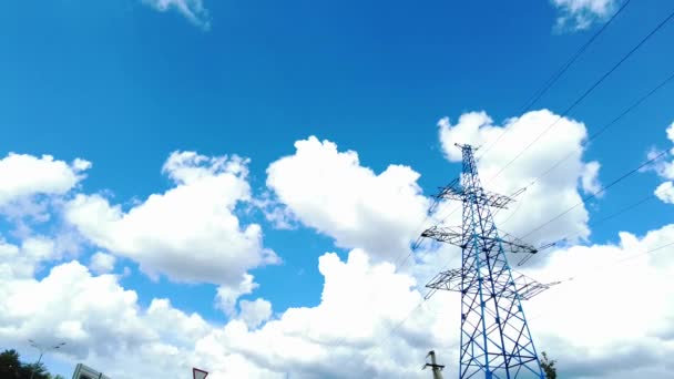Mavi gökyüzüne karşı yüksek voltaj kulesi — Stok video