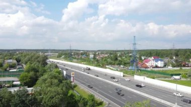 Moskova 'da hareket halindeki arabalarla yol manzarası