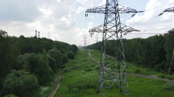 Letecký pohled na vysokonapěťovou věž — Stock video