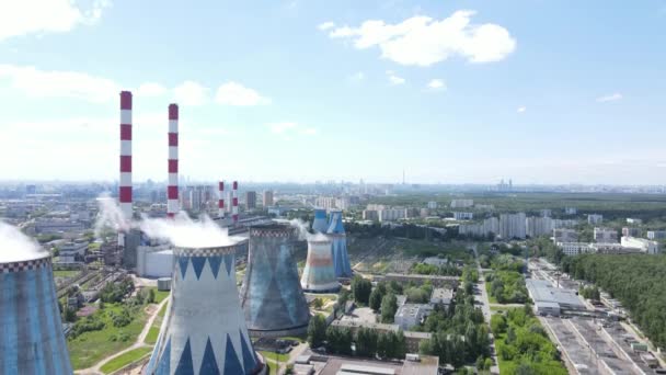 Widok z lotu ptaka krajobraz przemysłowy, rury elektrowni cieplnej z dymem, wieża wysokiego napięcia — Wideo stockowe