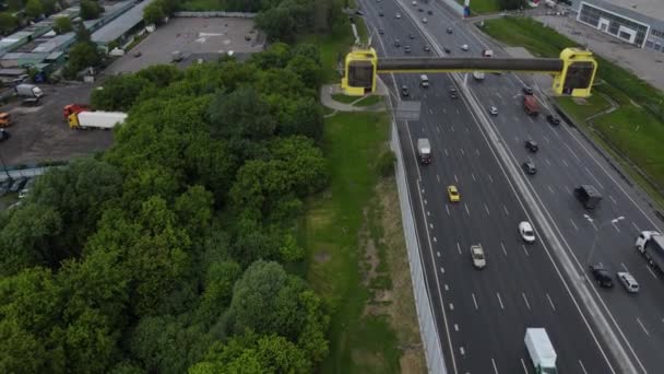 Vista aérea da estrada com carros em movimento na cidade de Moscou — Vídeo de Stock