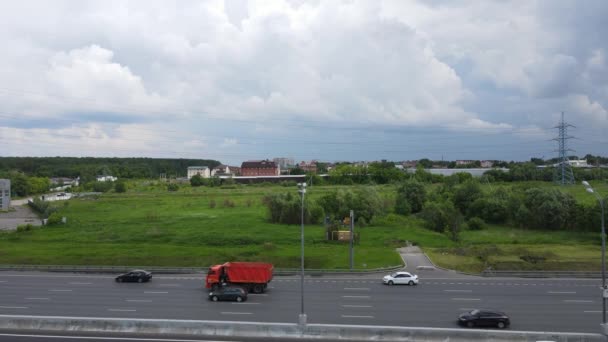 Vista aérea de la carretera con coches en movimiento en la ciudad de Moscú — Vídeos de Stock