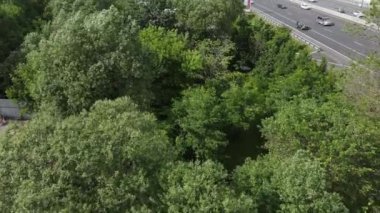 Moskova 'da hareket halindeki arabalarla yol manzarası