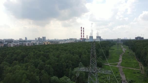 고압 탑 과 화력 발전소가 보이는 공중 무인기 — 비디오