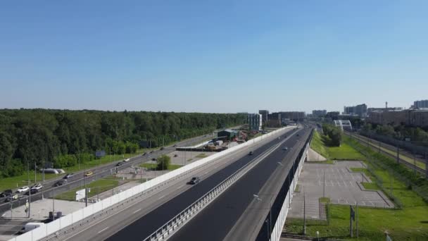 城市里有移动车辆的公路的空中景观 — 图库视频影像