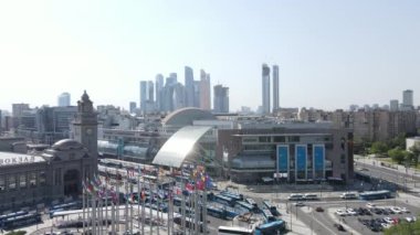 Moskova 'daki Kievsky Tren İstasyonu Meydanı ve Moskova İş Merkezi' nin insansız hava aracı görüntüsü