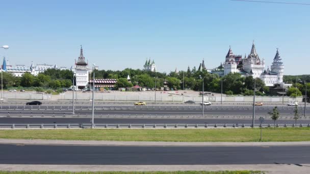 Letecký bezpilotní pohled na silnici s pohybujícími se vozy v Moskvě u Izmailova Kremlin.4K — Stock video