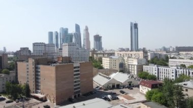 Moskova City cam binalarının hava aracı görüntüsü. Moskova İş Merkezi gökdelenleri Kievsky Tren İstasyonu Meydanı 'ndan görünüyor