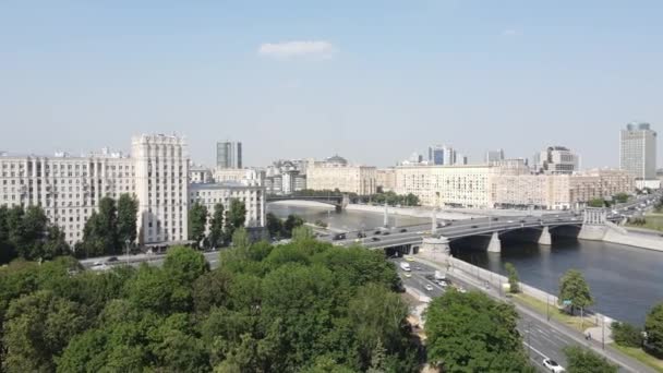 Vista aérea del río Moscú, la plaza de la estación de tren de Kievsky y los rascacielos del centro de negocios de Moscú — Vídeos de Stock