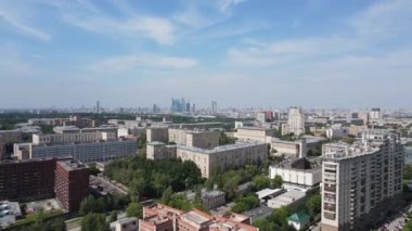 Moskova şehir merkezindeki gökdelen ve konut binalarının havadan görüntüsü.