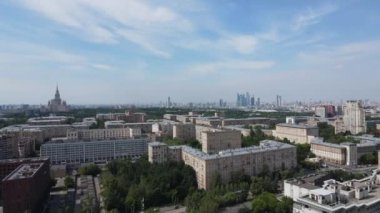 Moskova şehir merkezindeki gökdelen ve konut binalarının havadan görüntüsü.