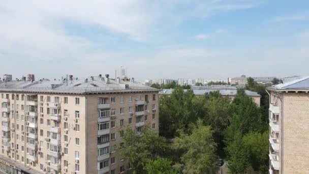 Vista aérea de rascacielos y edificios residenciales en el centro de Moscú. — Vídeo de stock