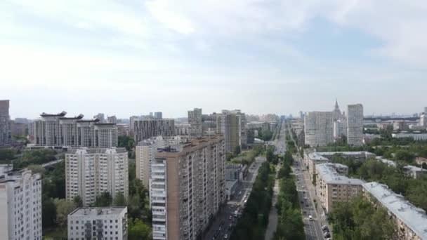 Vista aérea de rascacielos y edificios residenciales en el centro de Moscú. — Vídeo de stock