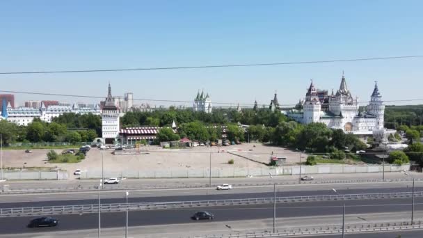 Luftaufnahme der Straße mit fahrenden Autos und Plattform für das Auto- und Motorradfahren in Moskau in der Nähe von Izmailovo Kremlin.4K — Stockvideo