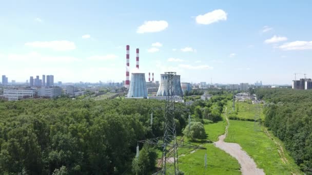 Luchtdrone-zicht op hoogspanningstoren en thermische centrale — Stockvideo