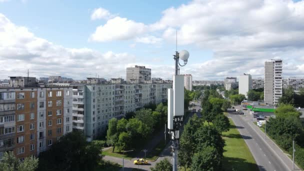 Wieża telekomunikacyjna z komórkami 4G i 5G. Bezprzewodowy nadajnik antenowy. Wieża telekomunikacyjna z antenami — Wideo stockowe