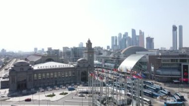 Moskova 'daki Kievsky Tren İstasyonu Meydanı ve Moskova İş Merkezi' nin insansız hava aracı görüntüsü
