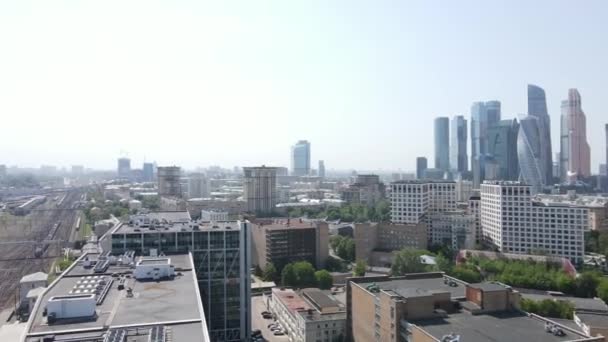 Luftaufnahme einer Drohne von Glasgebäuden der Stadt Moskau. Moskauer Business Center Wolkenkratzer Blick vom Kiewer Bahnhofsplatz — Stockvideo