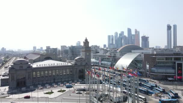 Veduta aerea drone di Kievsky Piazza della Stazione Ferroviaria e Mosca Business Center grattacieli a Mosca — Video Stock