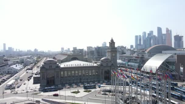 Vista aérea del dron de la plaza de la estación de tren de Kievsky y los rascacielos del centro de negocios de Moscú, río Moscú con puente. — Vídeos de Stock