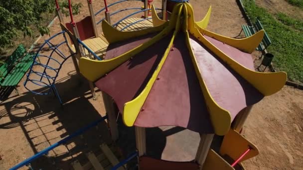 공중 드론으로본 도시 공원에 있는 아이들의 놀이터 — 비디오