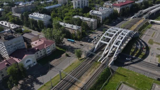 莫斯科市有移动车辆、铁路和铁路桥的公路全景 — 图库视频影像