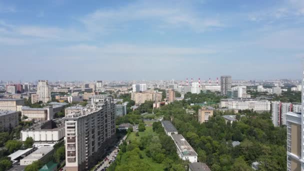 Luchtfoto van wolkenkrabber en woongebouwen in het centrum van Moskou — Stockvideo