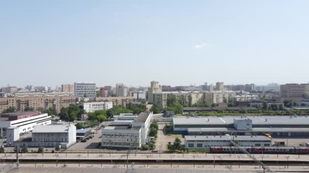 Vista aérea del dron de la estación de tren de Kievsky, edificio de cristal del hotel en Moscú — Vídeos de Stock