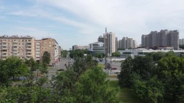Gökdelen ve konut binalarının hava manzarası, Moskova şehir merkezinde hareket eden arabalı yol..