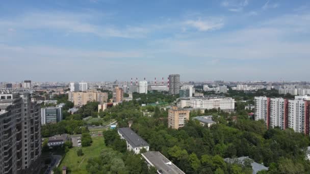 Vue aérienne du gratte-ciel et des bâtiments résidentiels du centre-ville de Moscou. — Video