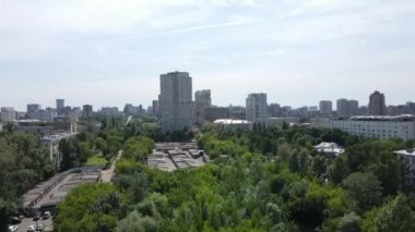 Moskova şehir merkezindeki gökdelen ve konut binalarının havadan görüntüsü