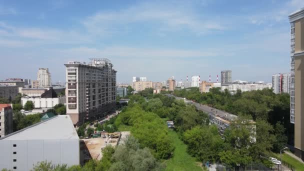 Vista aérea de arranha-céus e edifícios residenciais no centro da cidade de Moscou — Vídeo de Stock