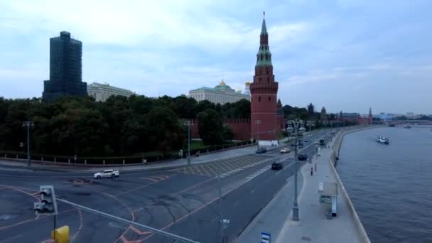 Zeitraffer des Moskauer Kremls von der Big Stone Bridge aus. Motorschiffe treiben auf Moskauer Fluss — Stockvideo