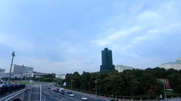 Tijdsverloop van Moskou Kremlin uitzicht vanaf Big Stone Bridge. Motorschepen drijven op de Moskourivier — Stockvideo
