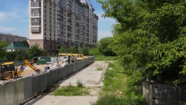 Widok z powietrza na wieżowiec i budynki mieszkalne, budowa domów w centrum Moskwy. — Wideo stockowe